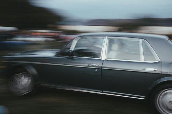 Quels sont les bénéfices des dispositifs anti-éblouissement pour les rétroviseurs en conduite nocturne?