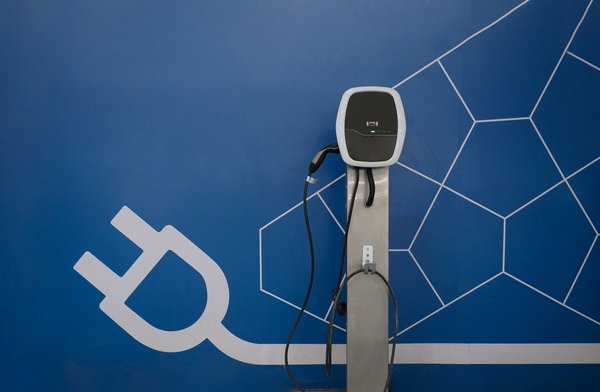 Recharger voiture sur prise domestique : pratique ou risqué ?